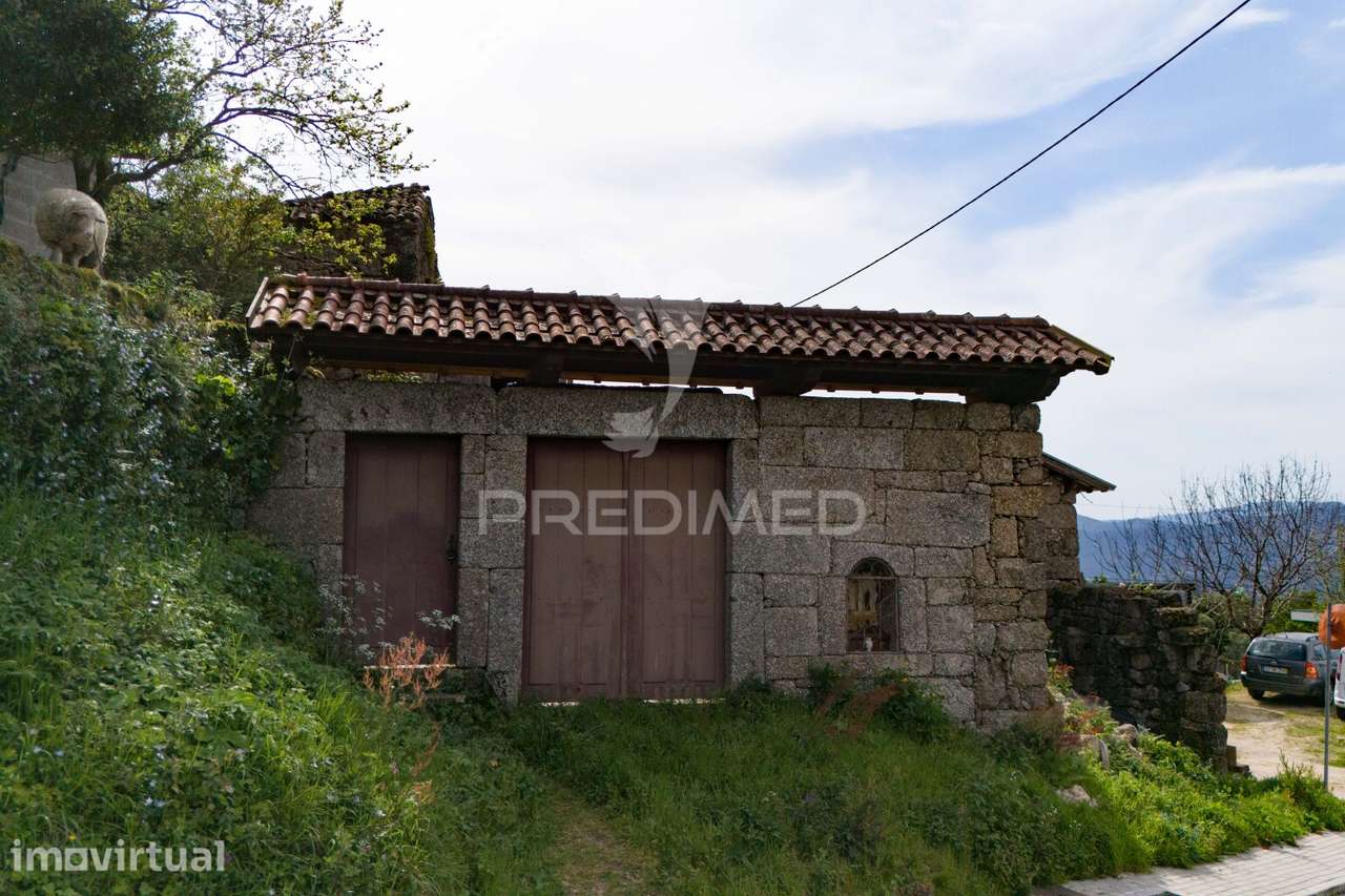Moradia T3 para restauro em Chorense, Terras de Bouro. - Grande imagem: 2/16