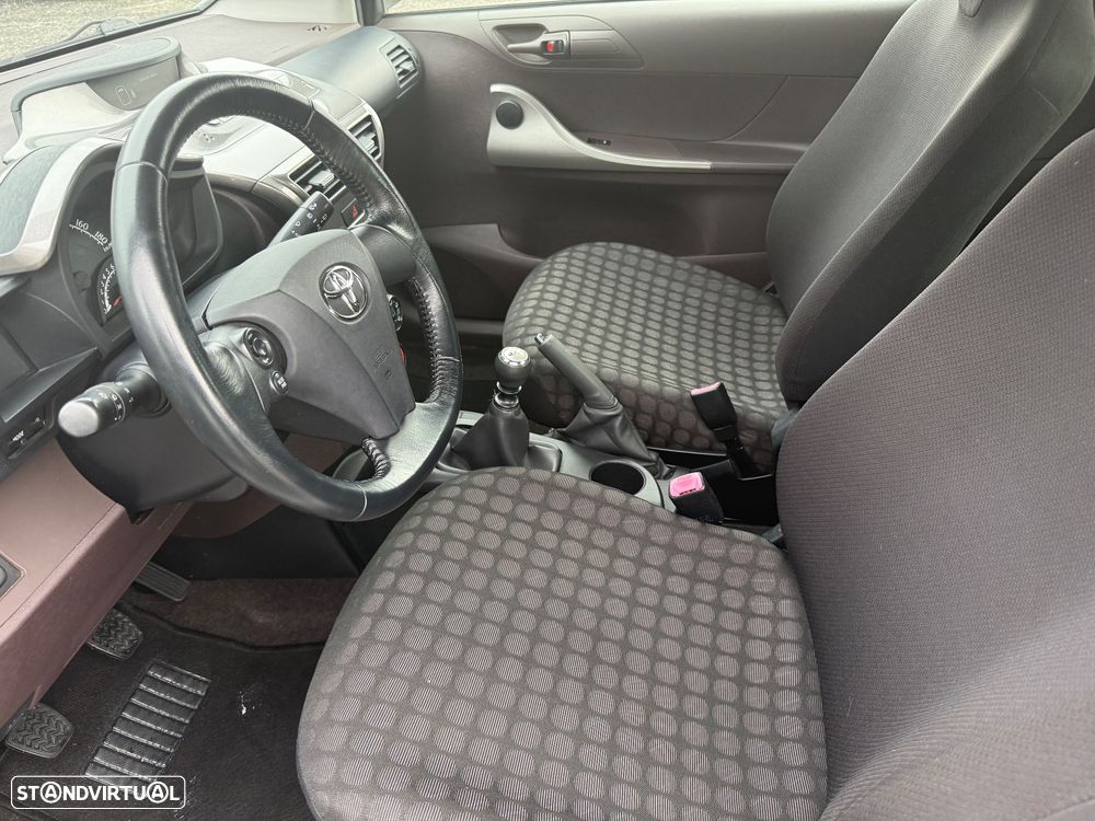 Toyota iQ 1.0 + - 12