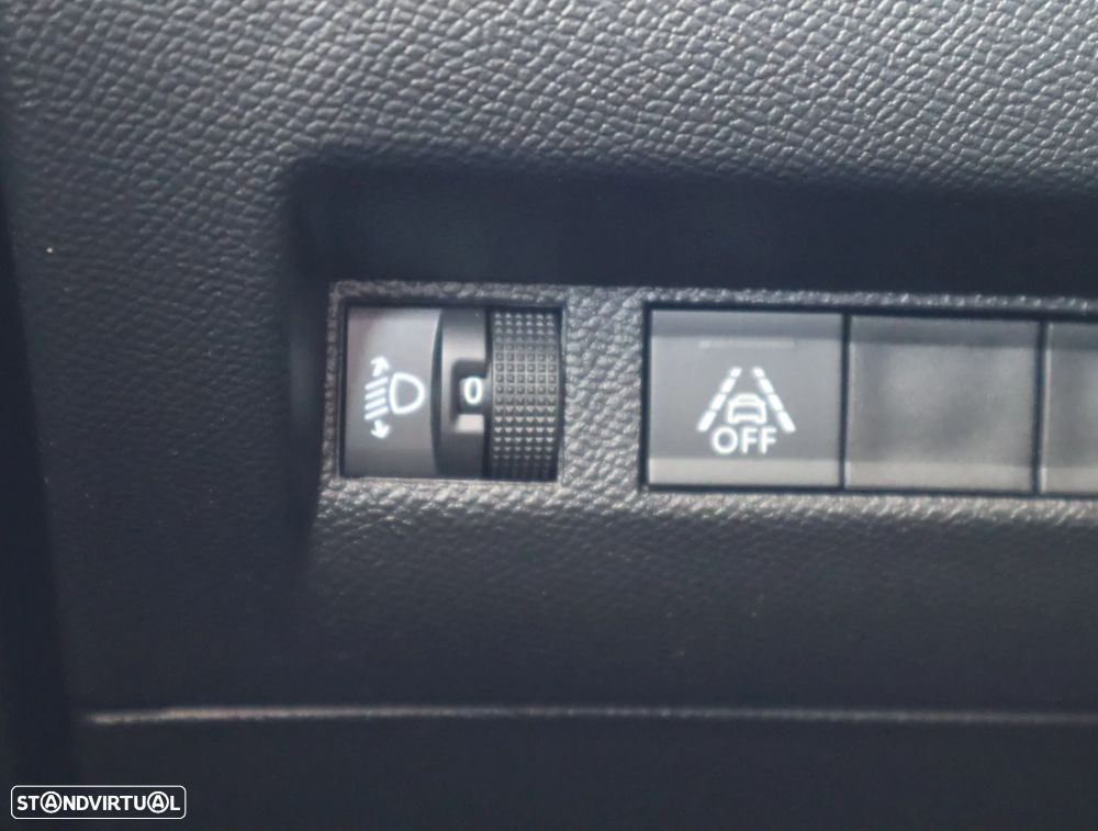 Peugeot e-2008 Allure - 28