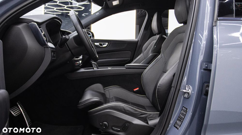 Volvo XC 60 B5 D AWD R-Design - 18