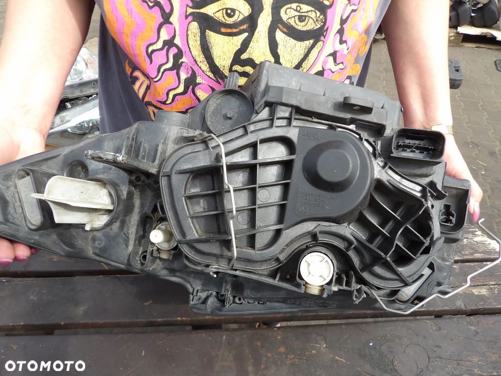 BMW - E87 - PRAWA LAMPA PRZEDNIA - URWANE USZY - UK - 7249652 - 6