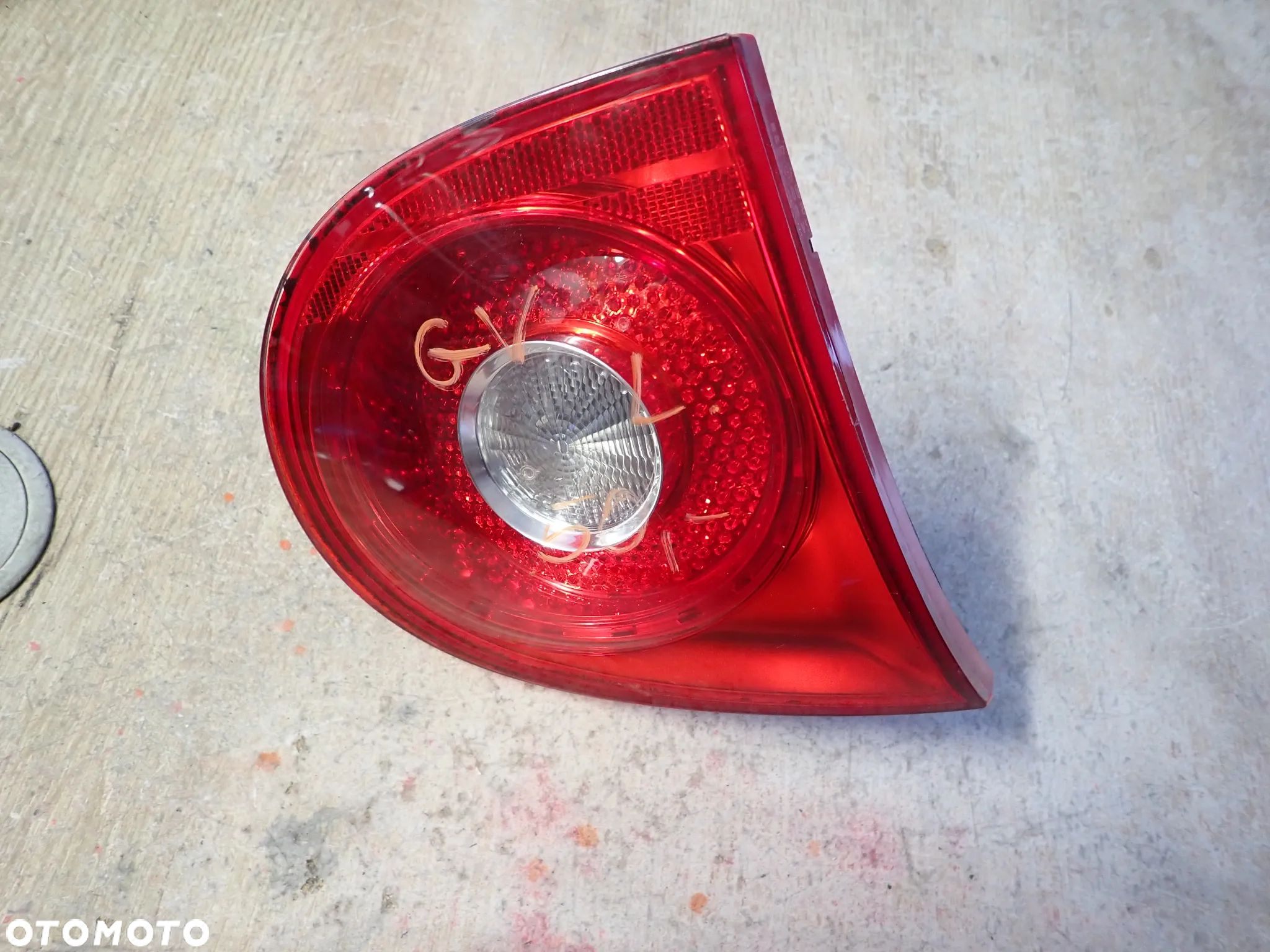 VOLKSWAGEN GOLF V LAMPA LEWY TYŁ W KLAPĘ 1K6945093F - 1