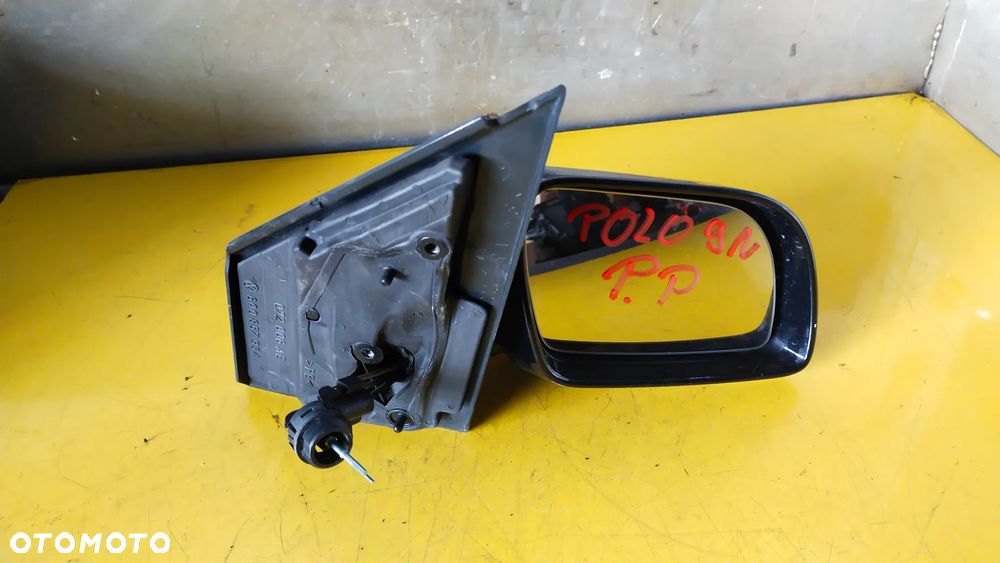 VW POLO 9N LUSTERKO PRAWE CZARNE - 1