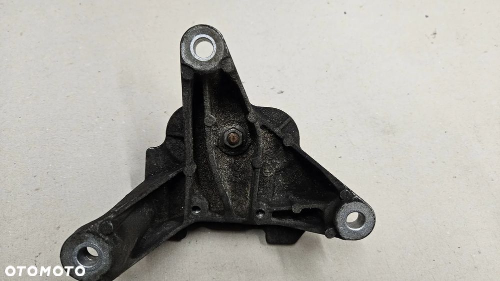 Audi A4 B8 1.8 TFSI poduszka pod skrzynię biegów 8K0399115R - 3