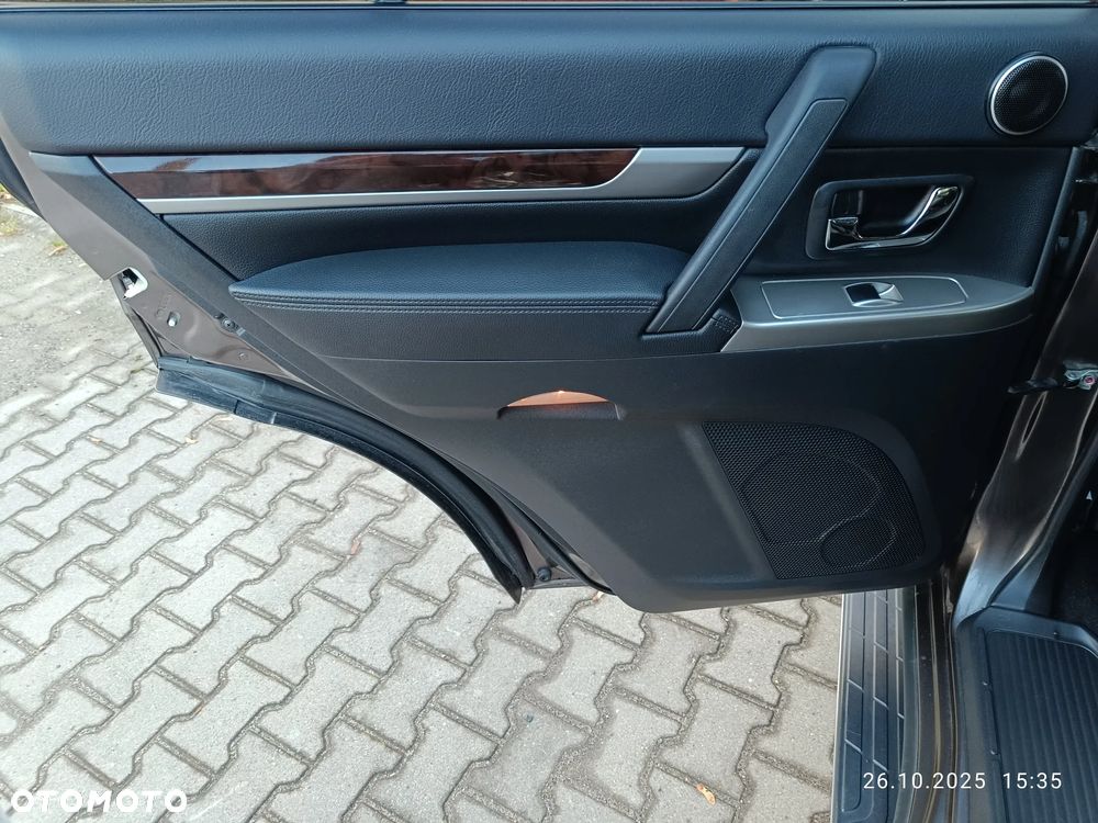 Mitsubishi Pajero - 32