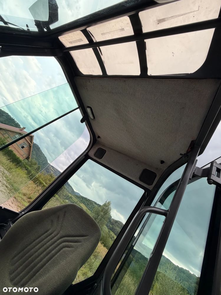 Kubota U27 Minikoparka koparka gąsienicowa 2.8 tony. jak Nówka sztuka z salonu! 2017 rok. 1570mtg. Przywieziona z Gospodarstwa Norweskiego! Zadbana Maszyna ani deka luzów i wycieków. Aktualna Dekra dokumentacja BMWT! Łyżka skarpowa uchylna Hydrauliczna! Szybka wolna jazda. Zamki na tłokach. Wersja Norweska!! OKAZJA Tanio - 32