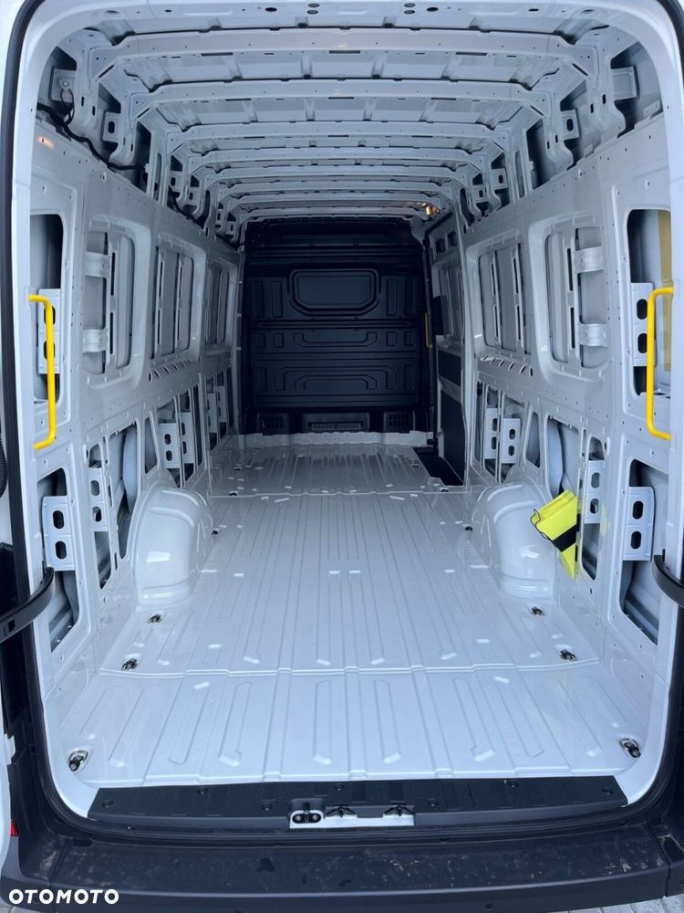 Volkswagen Crafter 35 Furgon z wysokim dachem silnik: 2,0 l EU6 SCR 177 KM / skrzynia biegów: Przedni napęd manualna 6-biegowa rozstaw osi: 4490 mm - 10