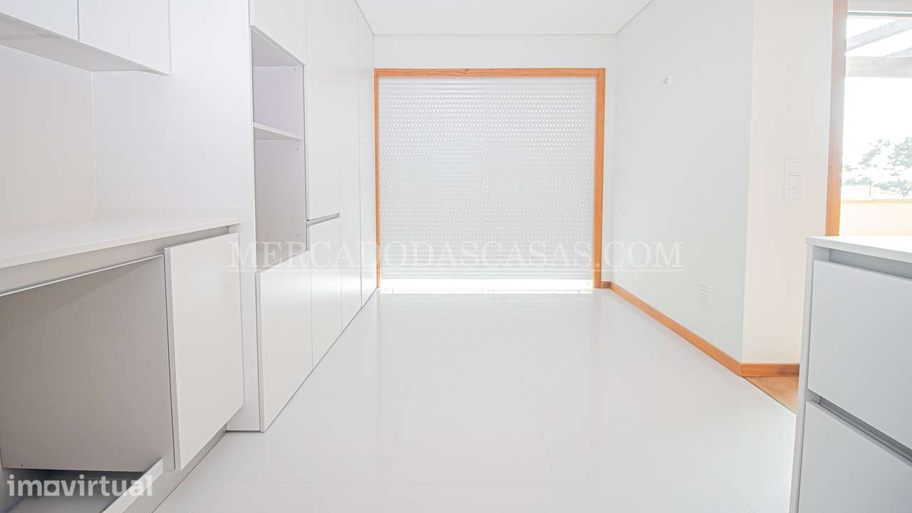 Apartamento T3 último andar com ampla varanda, próximo à praia Fura... - Grande imagem: 3/17