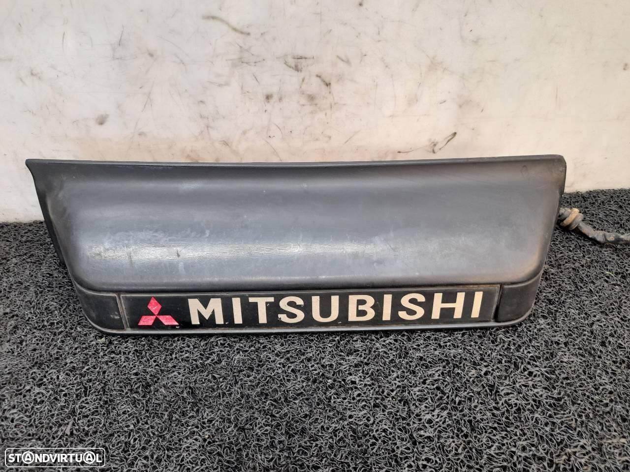 MOLDURAS TRASEIRAS MITSUBISHI MONTERO V20V40 - 1