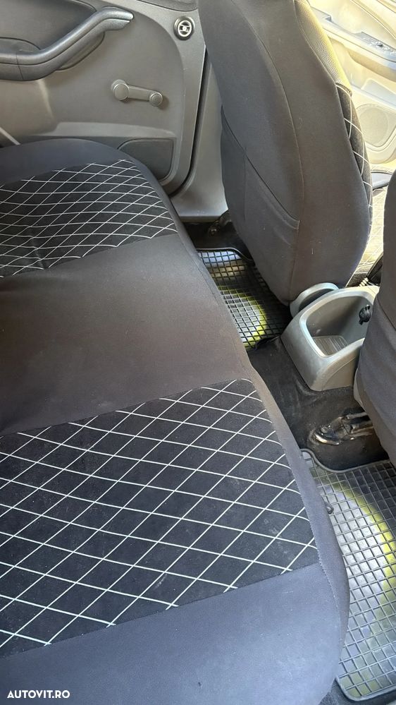 Ford Focus 1.6i Trend - 18