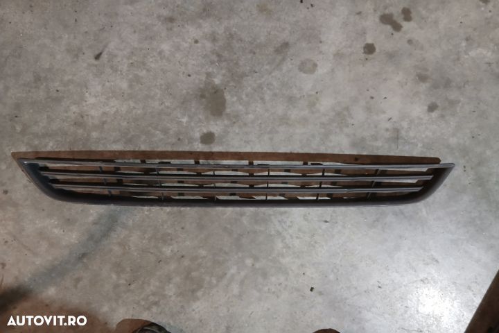 Grila bara fata centru C1BB-17K945-AA C1BB-17K945-AA Ford Fiesta MK7 - 1