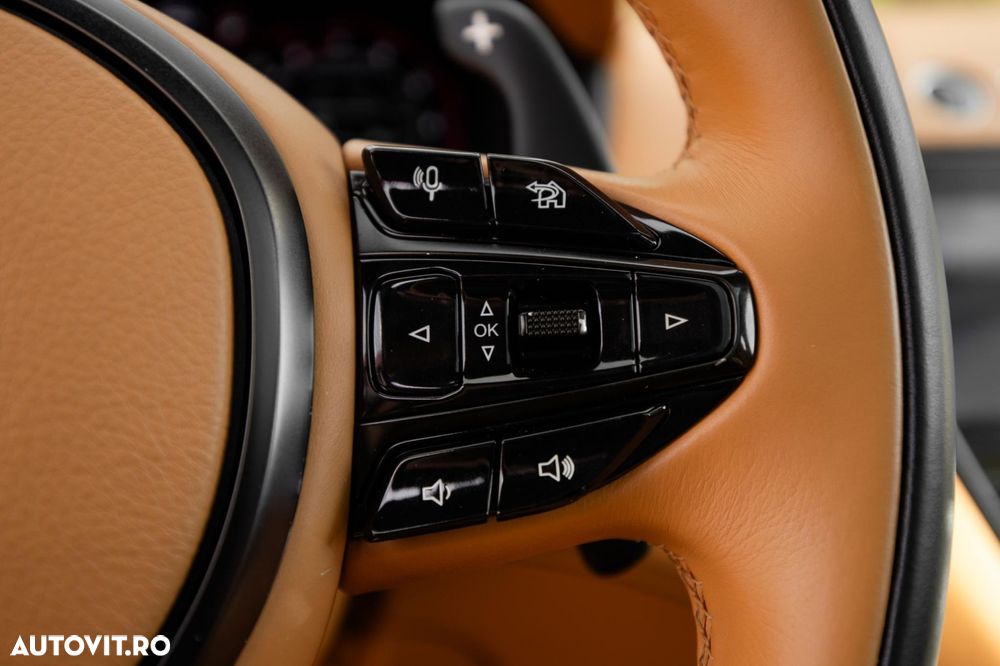 Aston Martin DBX - 22