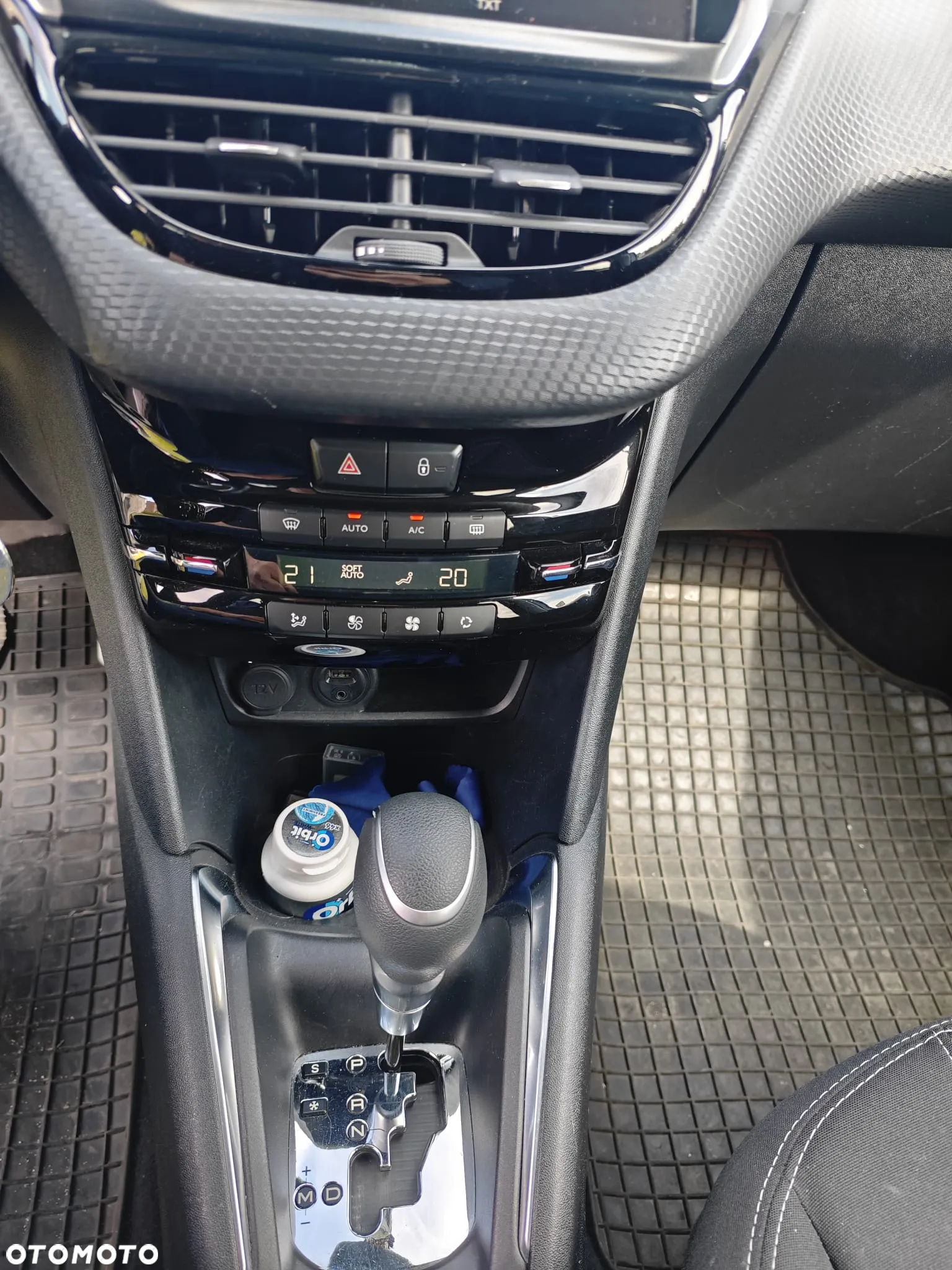 Peugeot 208 - 23