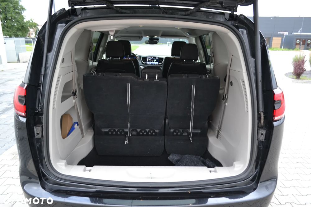 Chrysler Pacifica - 16