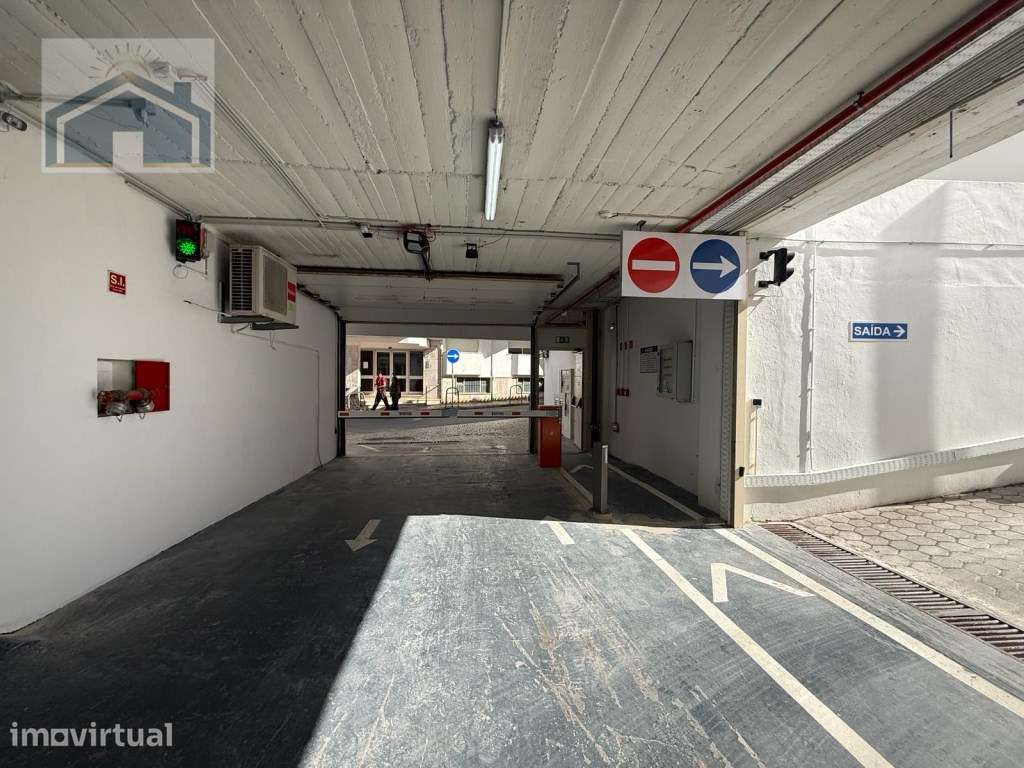 Arrenda-se Box Fechada / Garagem Privativa 24h - Centro de Lagos - Grande imagem: 3/3