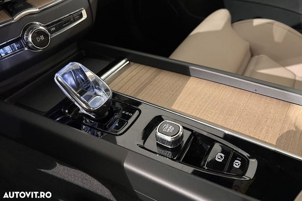 Volvo XC 60 T6 AWD Plus Dark - 12