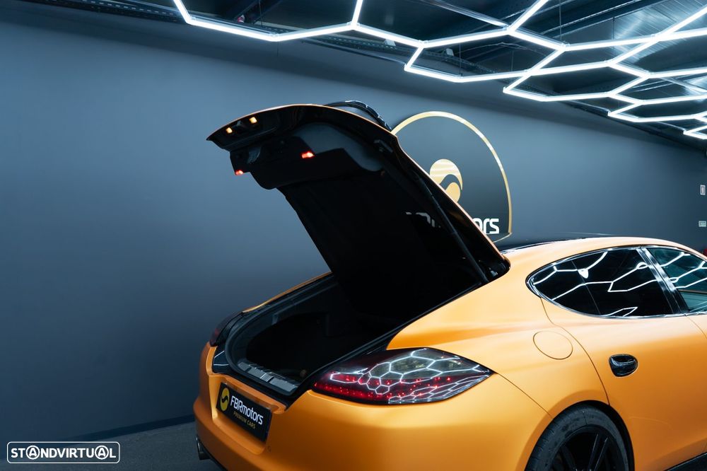 Porsche Panamera Turbo PDK - 21