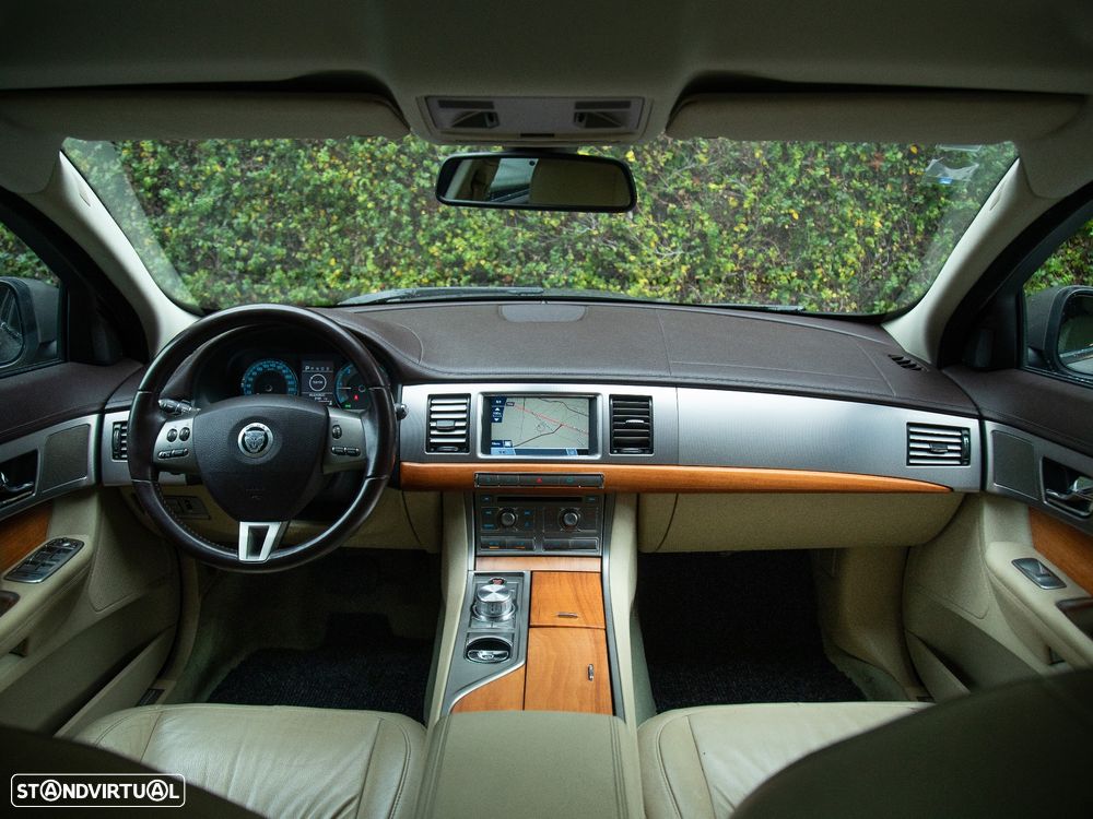 Jaguar XF 2.7 D V6 Luxury - 22