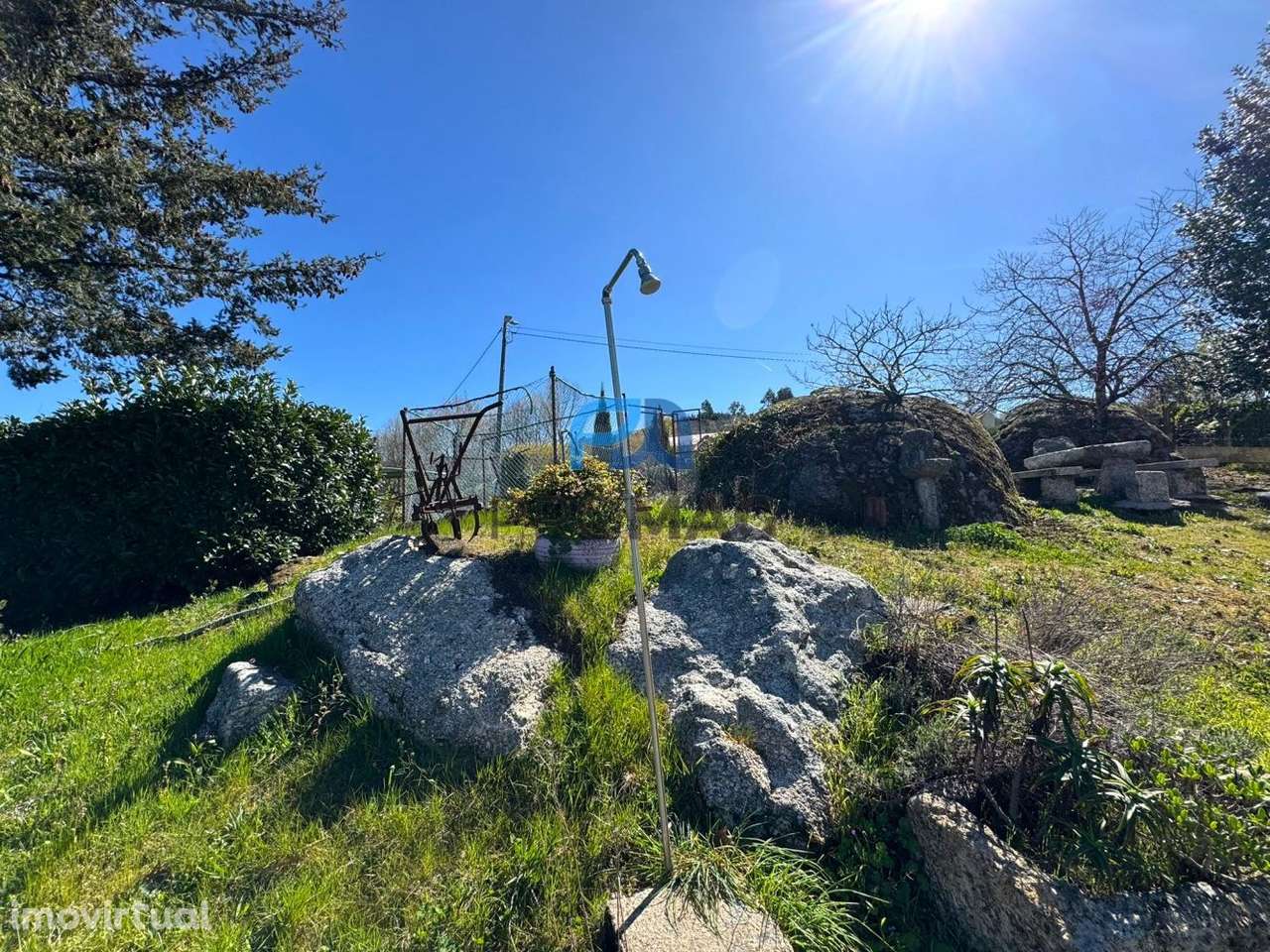 Moradia com excelente área, piscina e plena privacidade - Grande imagem: 2/45