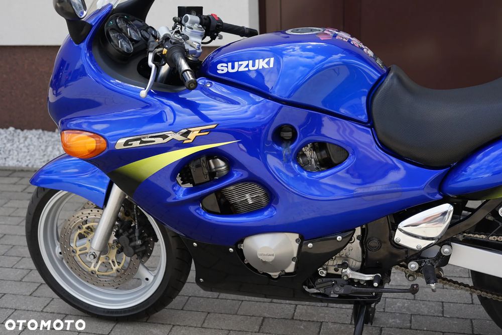 Suzuki GSX - 26
