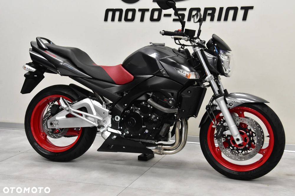 Suzuki GSR - 4