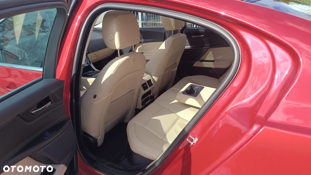 Jaguar XE 25t Prestige - 11