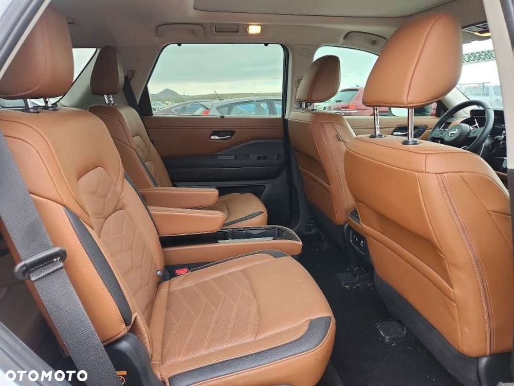 Nissan Pathfinder - 11