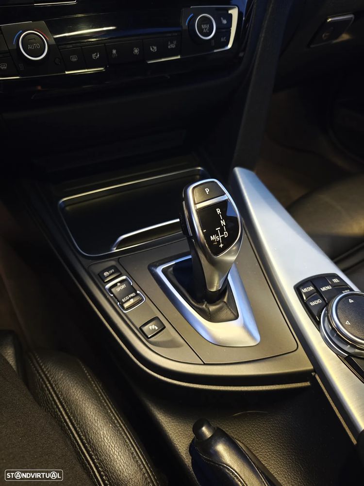 BMW 320 i Aut. M Sport - 13