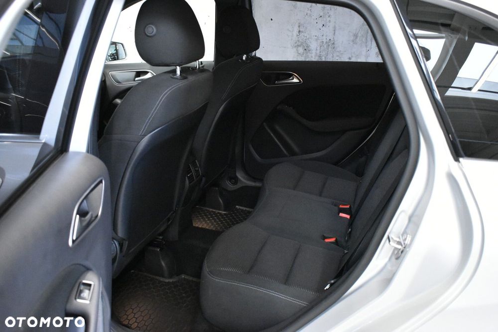 Mercedes-Benz Klasa B 180 7G-DCT Urban - 20