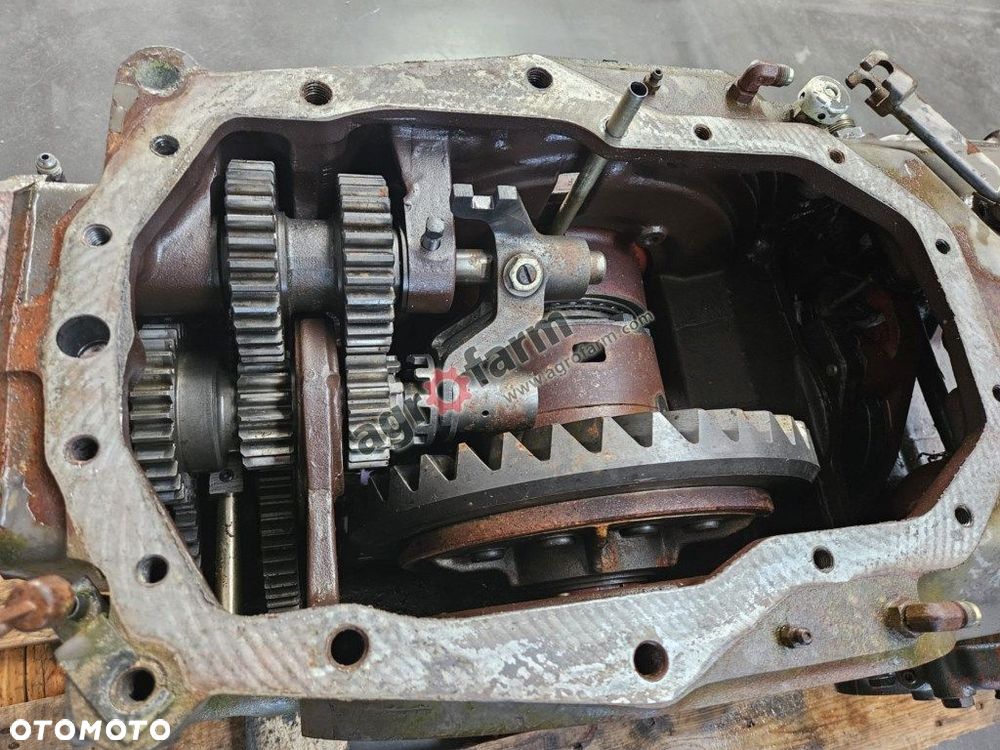 TYLNY MOST MASSEY FERGUSON 3070 3382213M4 - 2