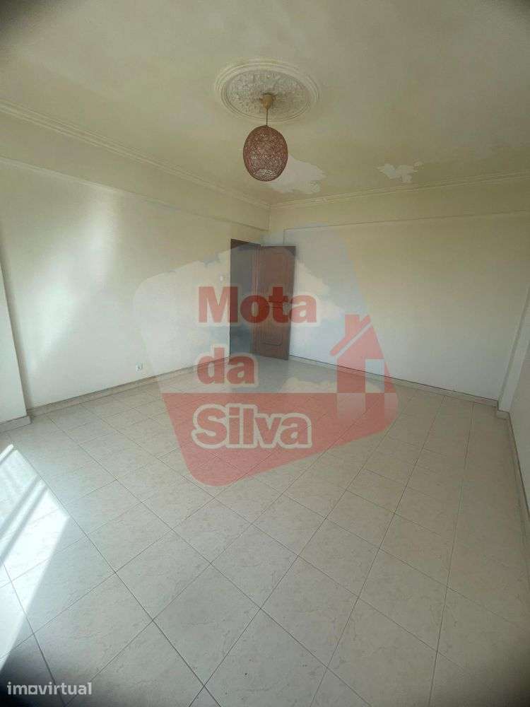 T2 luminoso no centro do Cacém - Grande imagem: 3/17