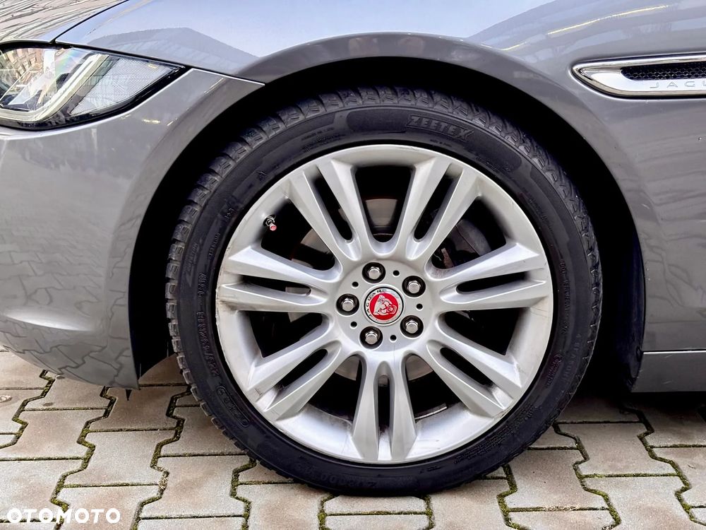 Jaguar XE 2.0 D Prestige - 27