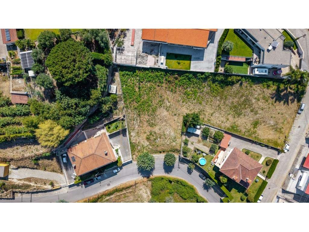 Lote de Terreno para Construção com 1030 m2 em Lordelo, Guimarães