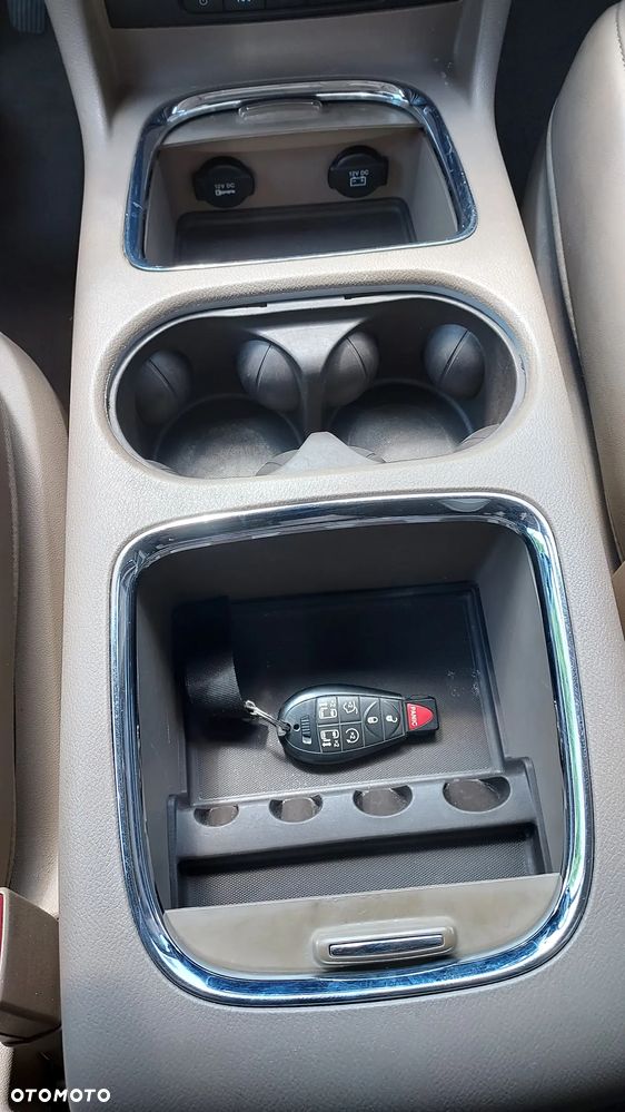 Chrysler Town & Country 3.6 Limited - 26