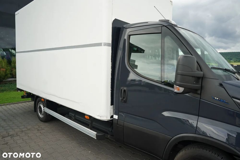 Iveco DAILY 35-NP / CNG /  KONTENER 4,3 m  / WINDA PALFINGER  / SPROWADZONY - 13
