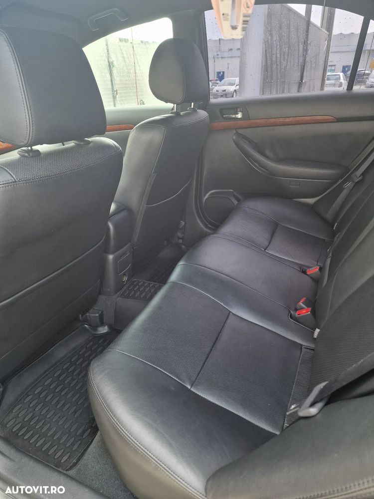 Toyota Avensis 2.0 Luxury - 8