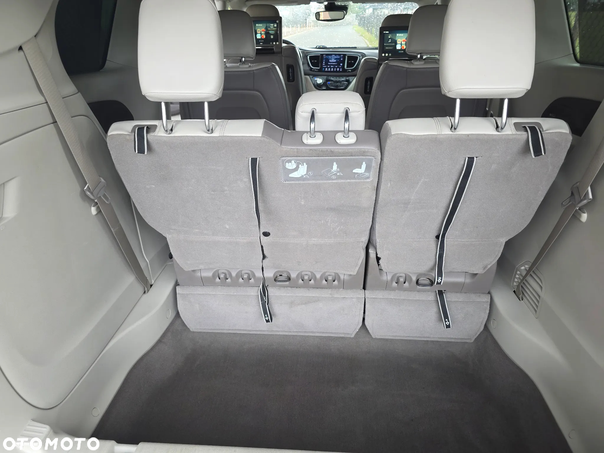 Chrysler Pacifica - 12