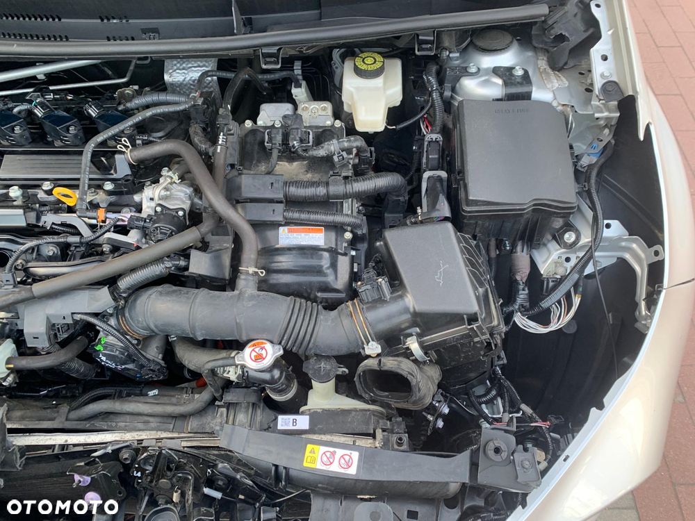 Toyota Yaris Hybrid 100 Selection Platinum - 12