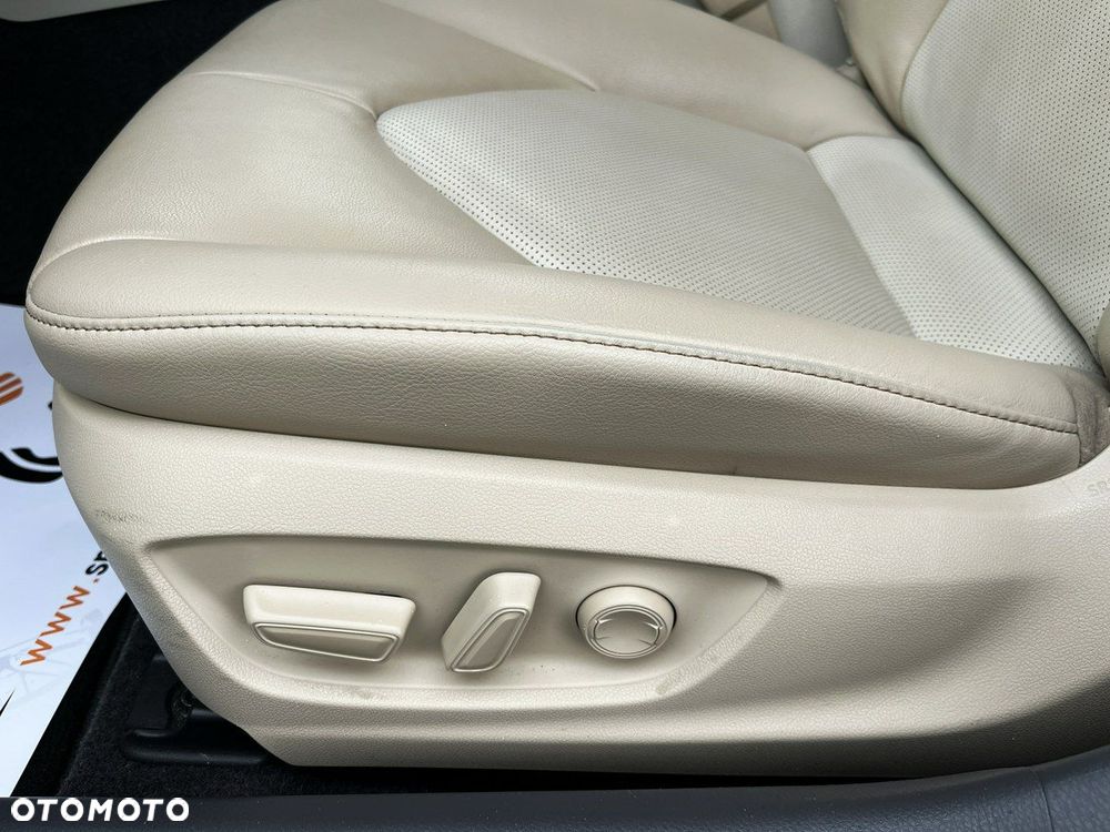 Toyota Camry 2.5 Hybrid Executive CVT - 33