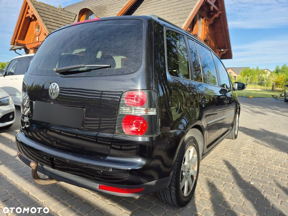 Volkswagen Touran 2.0 TDI DPF BlueMotion Technology DSG Comfortline - 4