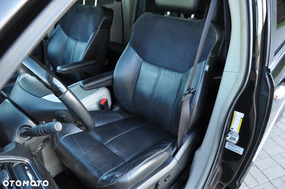 Chrysler Town & Country 3.6 Limited - 23