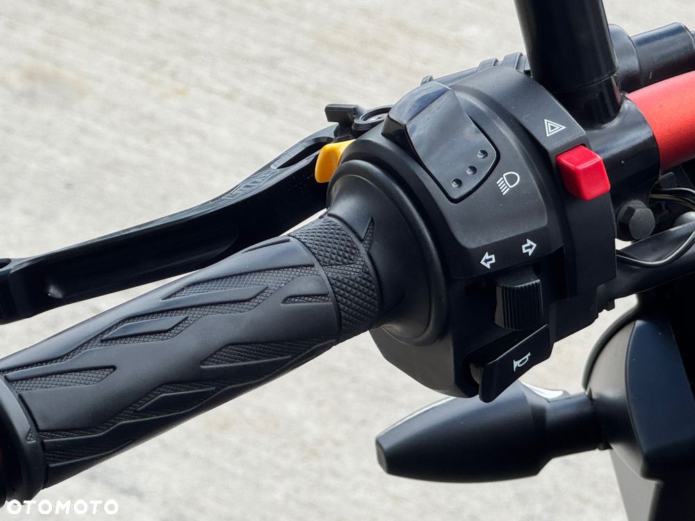 Suzuki GSR - 22