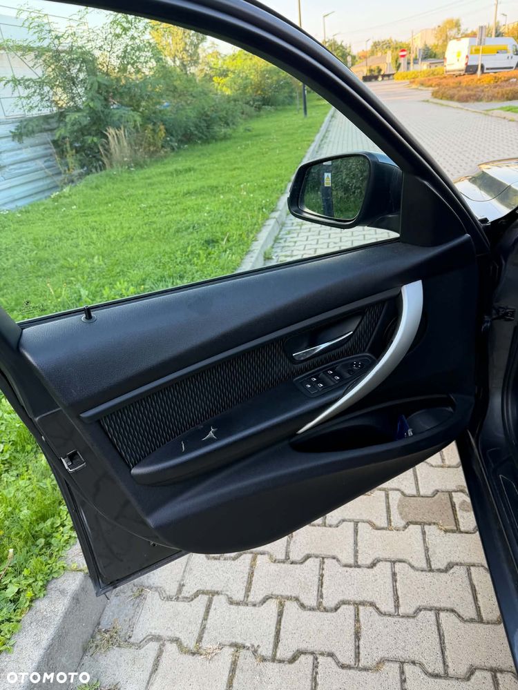 BMW Seria 3 320i xDrive - 10