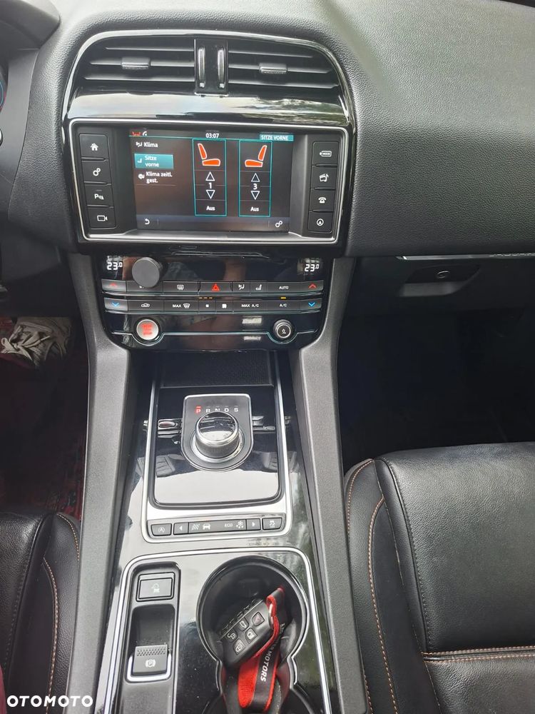 Jaguar F-Pace - 23