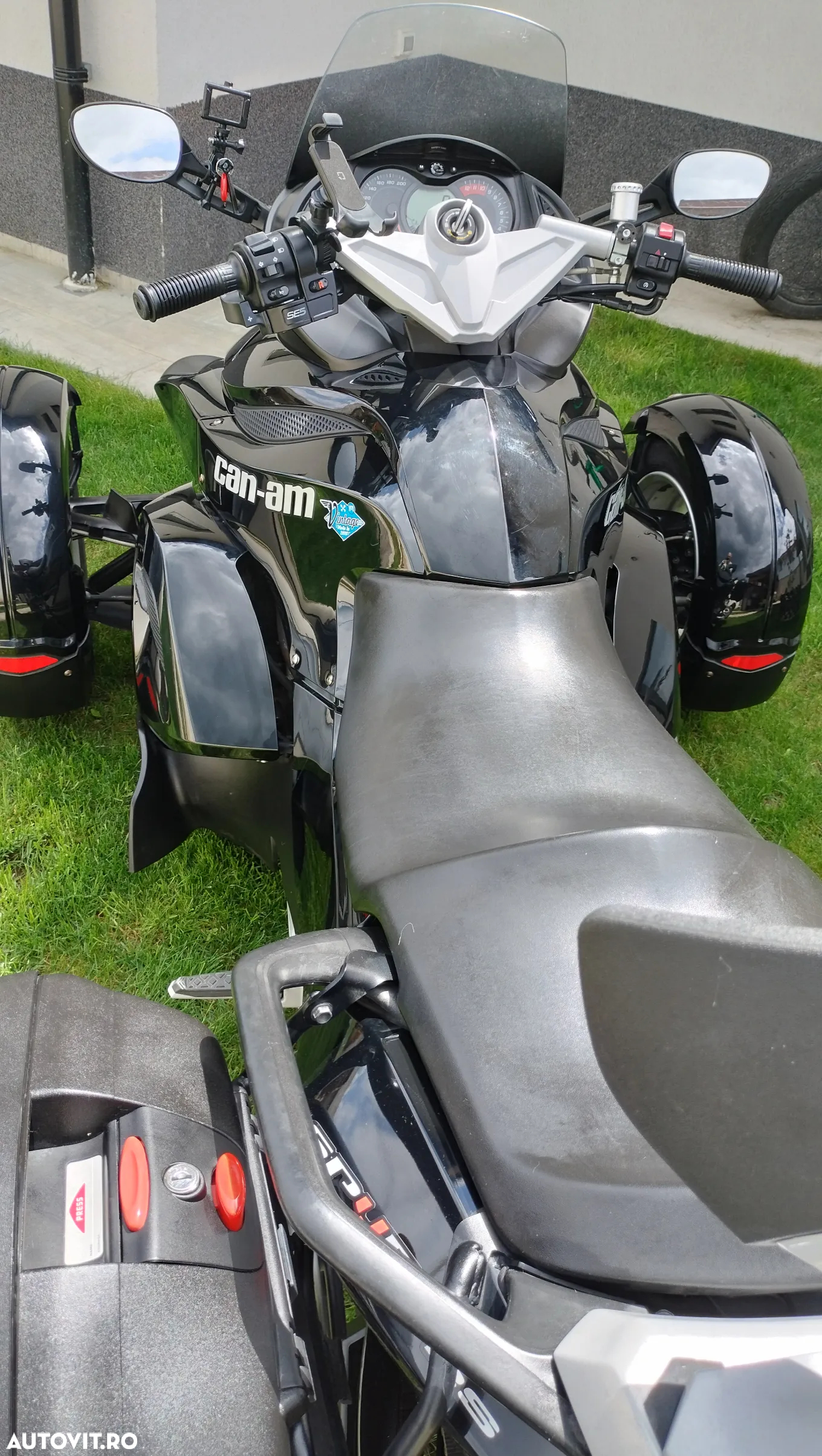 Can-Am Spyder - 10