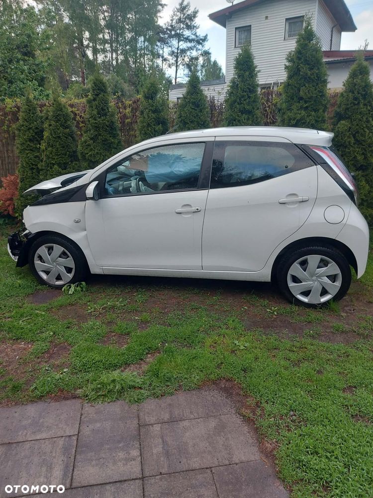Toyota Aygo x-play - 1