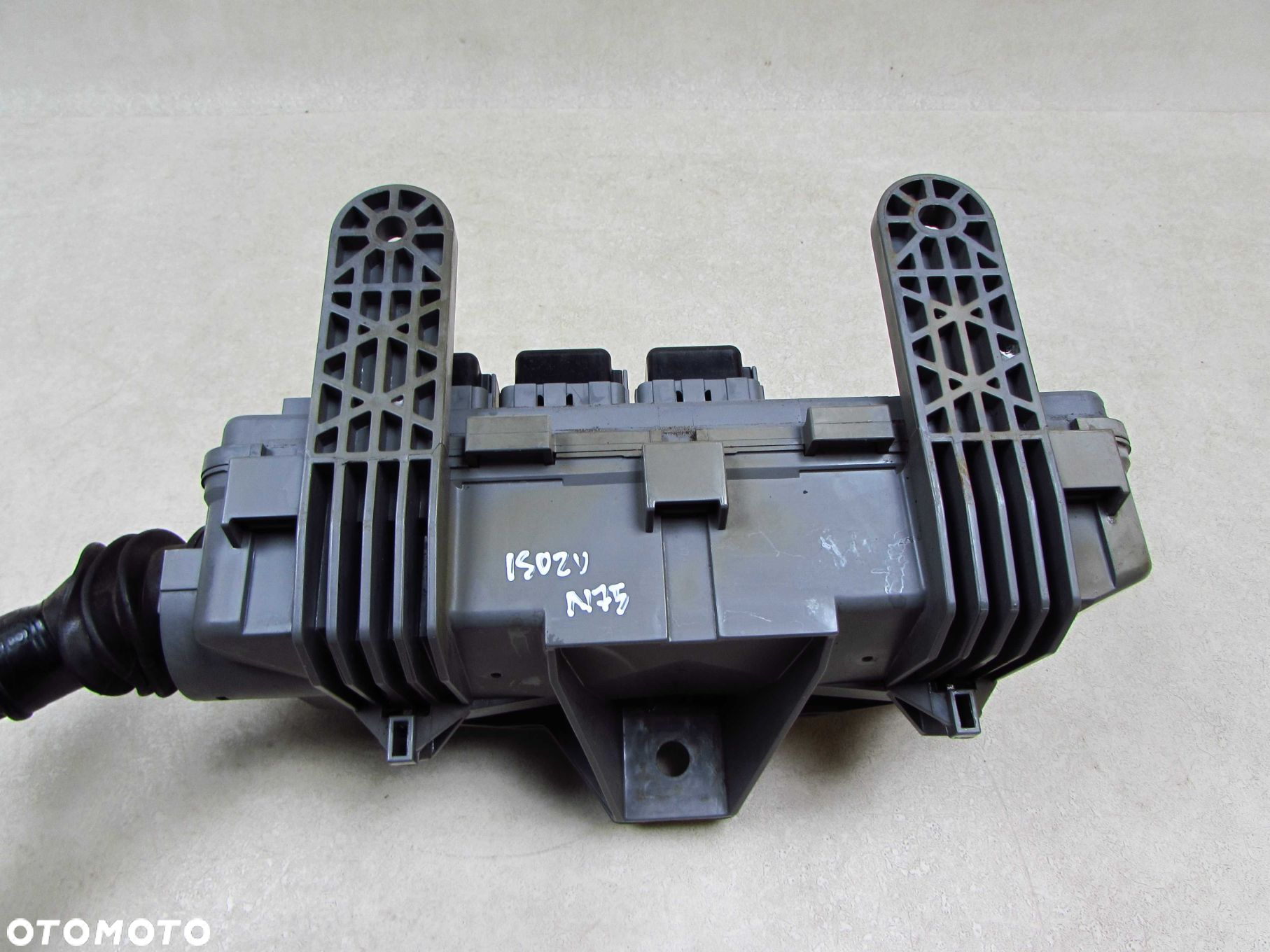 ISUZU N35 N75 NPR NQR 07-18 SKRZYNKA BEZPIECZNIKOW - 4