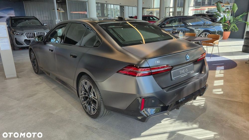 BMW i5 - 2