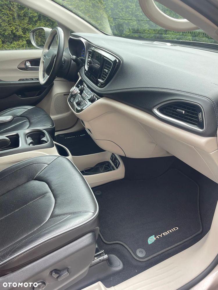 Chrysler Pacifica - 32