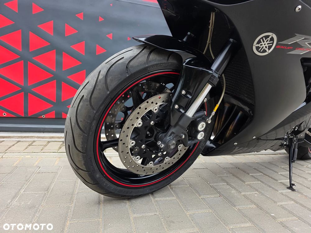 Yamaha R1 - 15